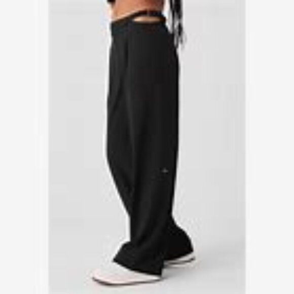 ALO Yoga Pants - NWOT Mid Rise Showdown Trouser with cutouts in Black sz MEDIUM